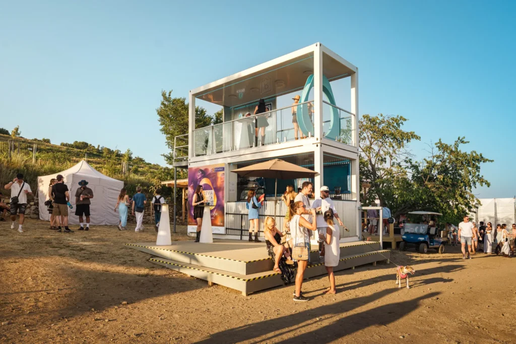 Dvojposchodová kontajnerová zóna IQOS Curious City s rooftopom a barom na festivale Ženy Víno Funk