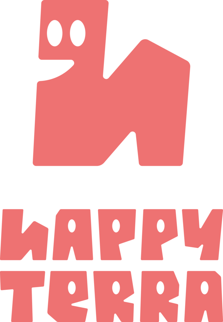 Ružové logo Happy Terra s usmiatym maskotom dážďovky vytvarovaným do písmena H