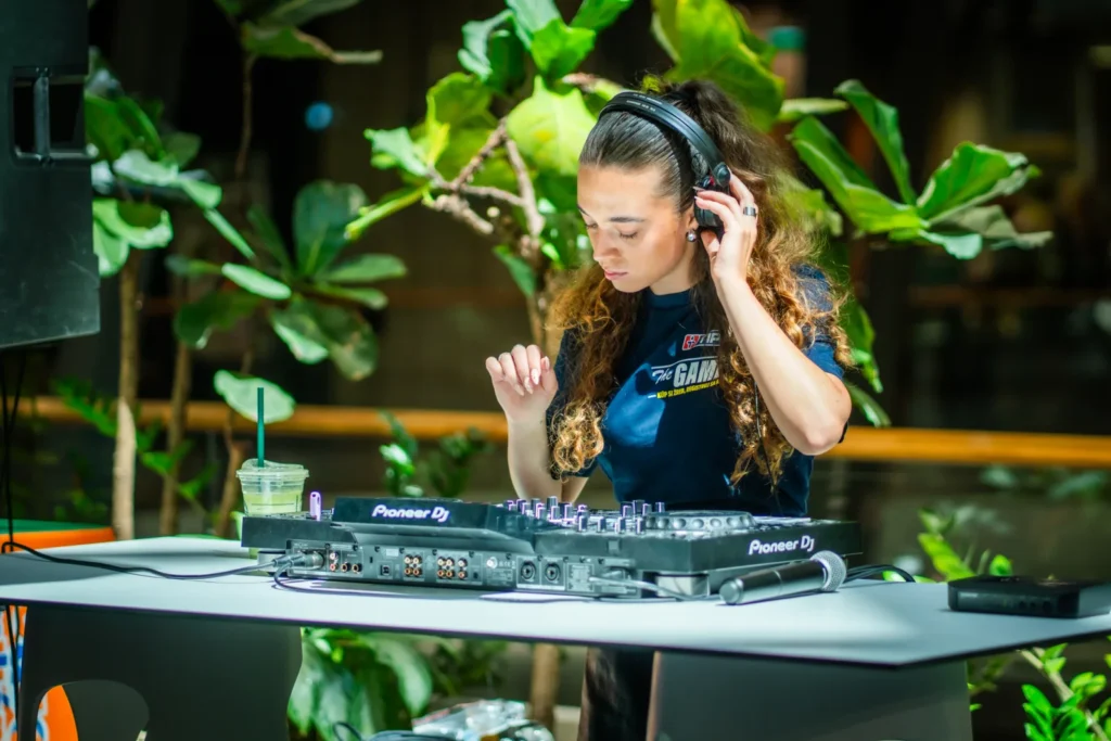 DJ za Pioneer pultom sa stará o atmosféru na evente Tipos The Game v Nivách