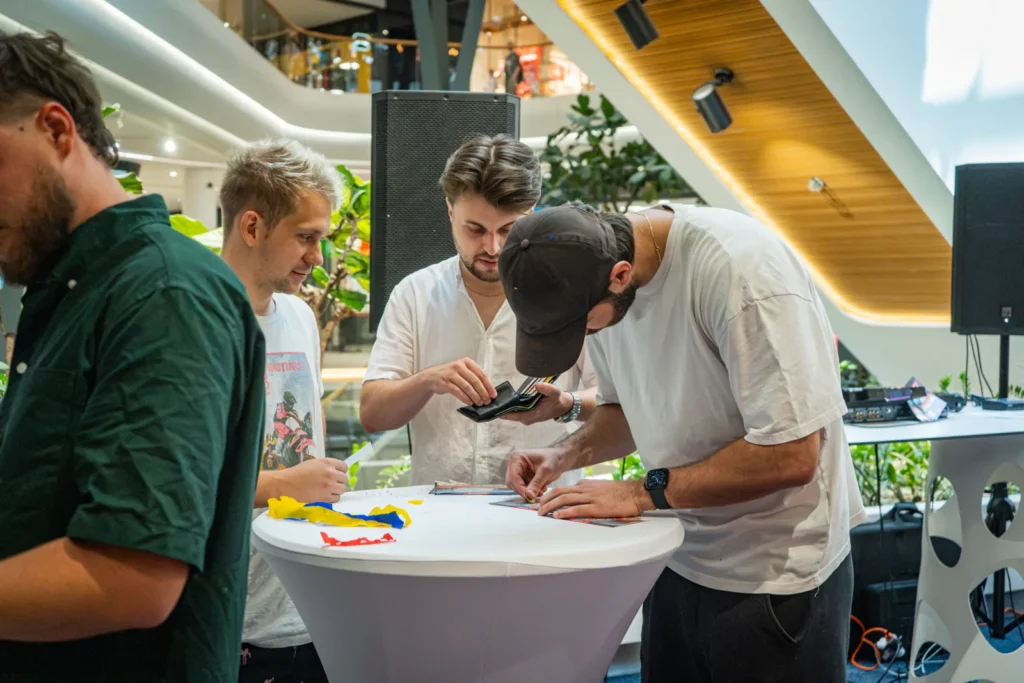 Účastníci huntu Tipos The Game pri coctail stole zoškrabávajú žreby