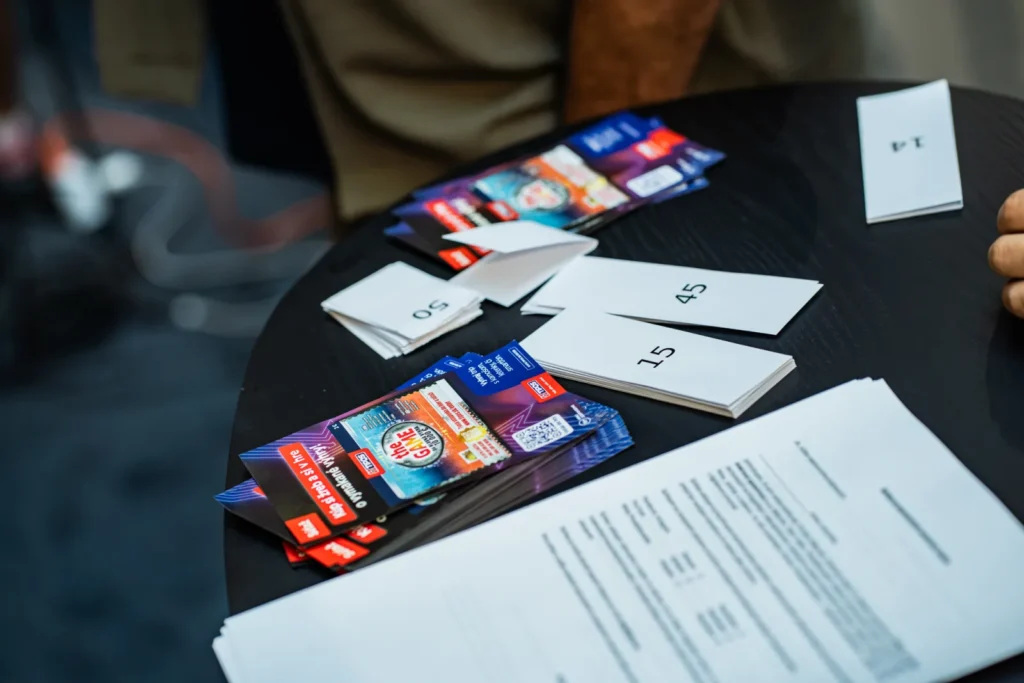 Registračný stôl s NFC lístkami a novými žrebmi Tipos The Game